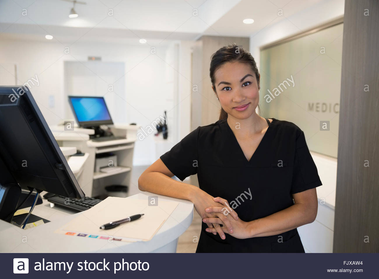 Porträt zuversichtlich Krankenschwester an der Rezeption der Klinik Stockfoto