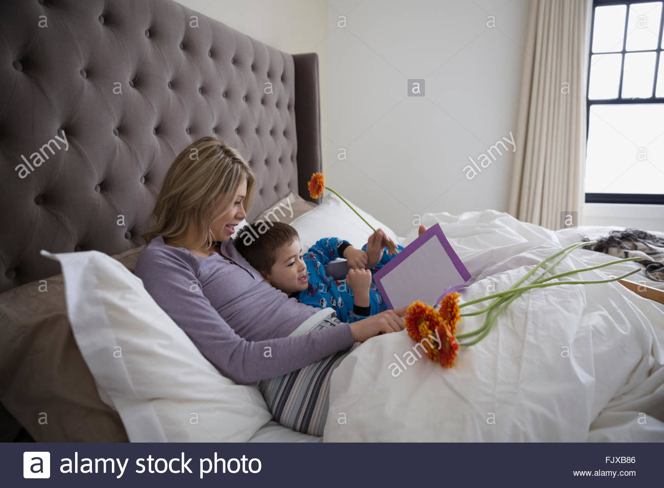 Sohn Mutter geben Mütter Tag Karte Bett 30-34 Stockfoto