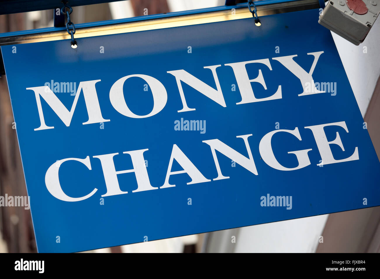 Geld wechseln Schild über dem Eingang, eine Wechselstube in London. Stockfoto
