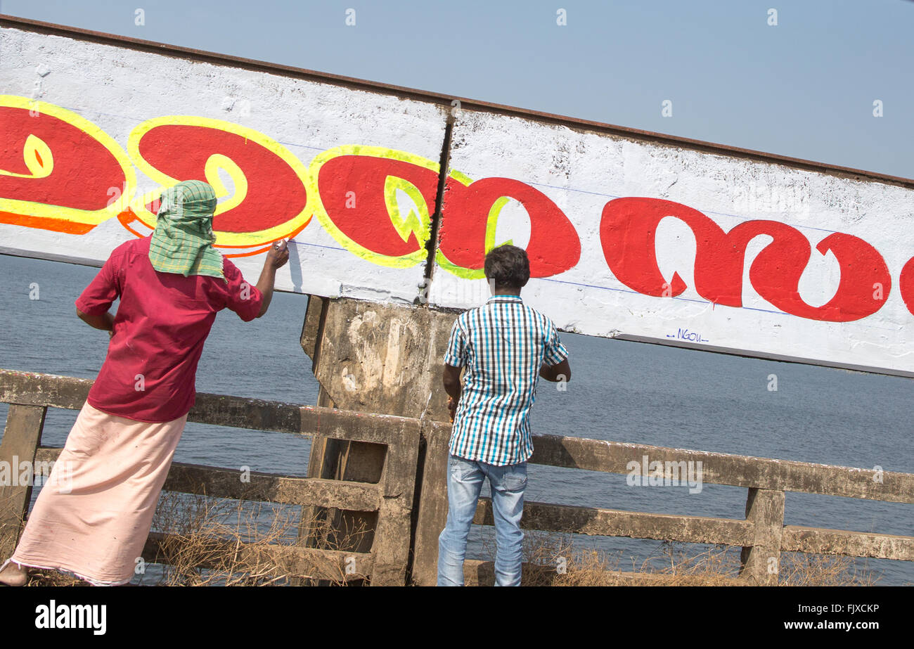 Indische Männer Malerei Werbung Werbetafeln Kerala Indien Stockfoto
