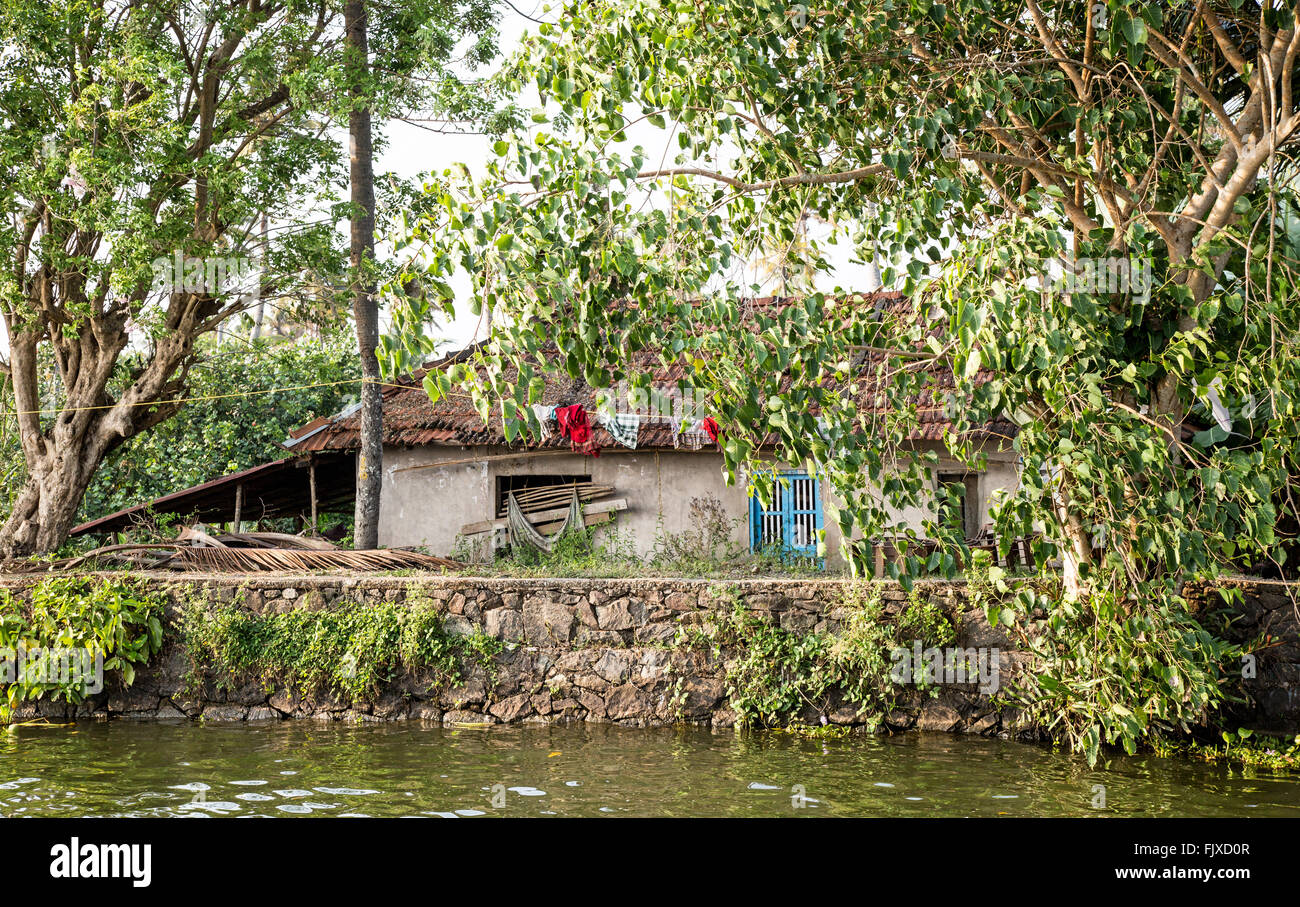 Häuser auf den Backwaters in der Nähe von Alleppey Kerala Indien Stockfoto