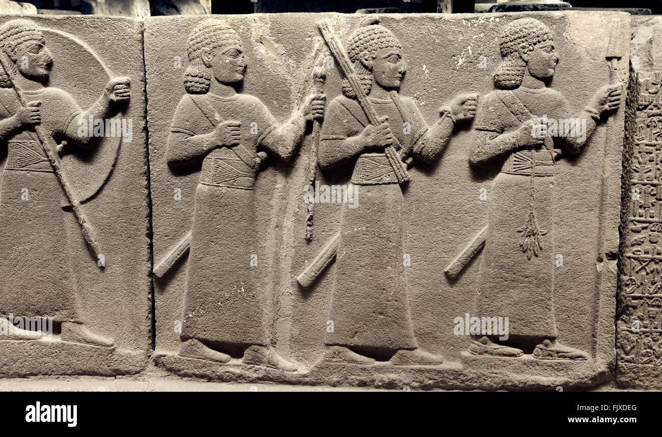 Hittite Palast Beamte oder Krieger. Relief Schnitzen von Carchemish 8C BC. Museum für Anatolische Zivilisationen, Ankara, Türkei Stockfoto