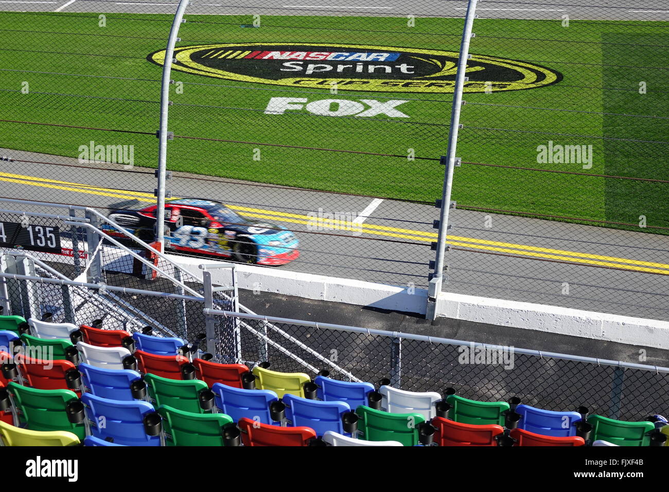 Daytona International Speedway Sitze, Track, Rasenfläche mit Zeichen für Nascar Sprint Cup Series, Fox. Zoomen durch während der Rennwagen Stockfoto
