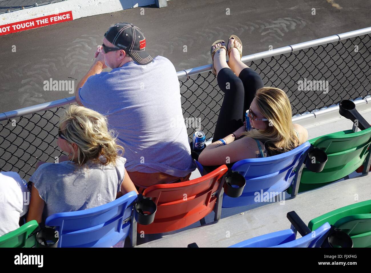 Daytona International Speedway. Zuschauer in der ersten Zeile Stockfoto