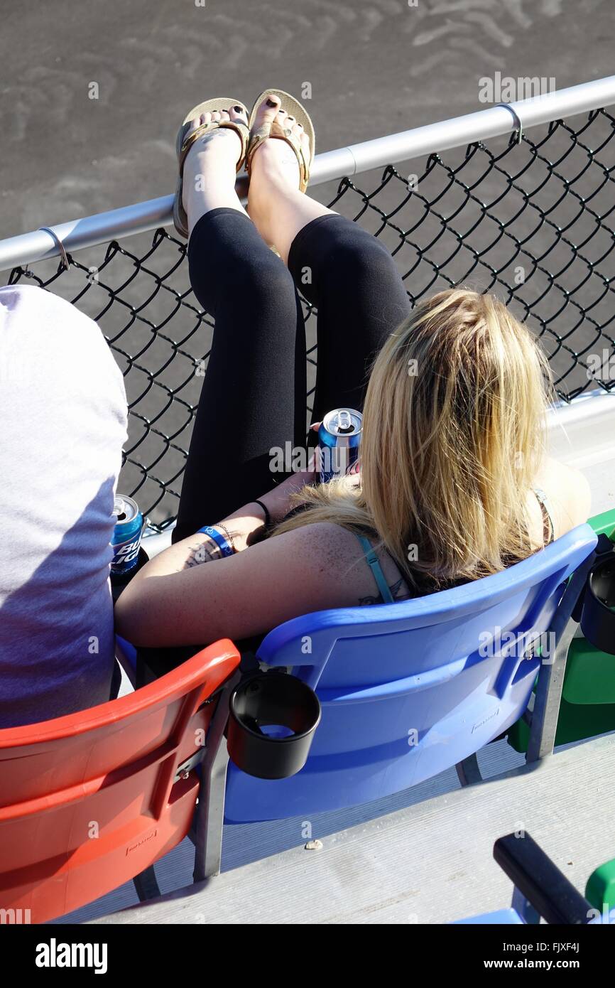 Frau sitzt mit den Füßen auf, Daytona International Speedway Stockfoto