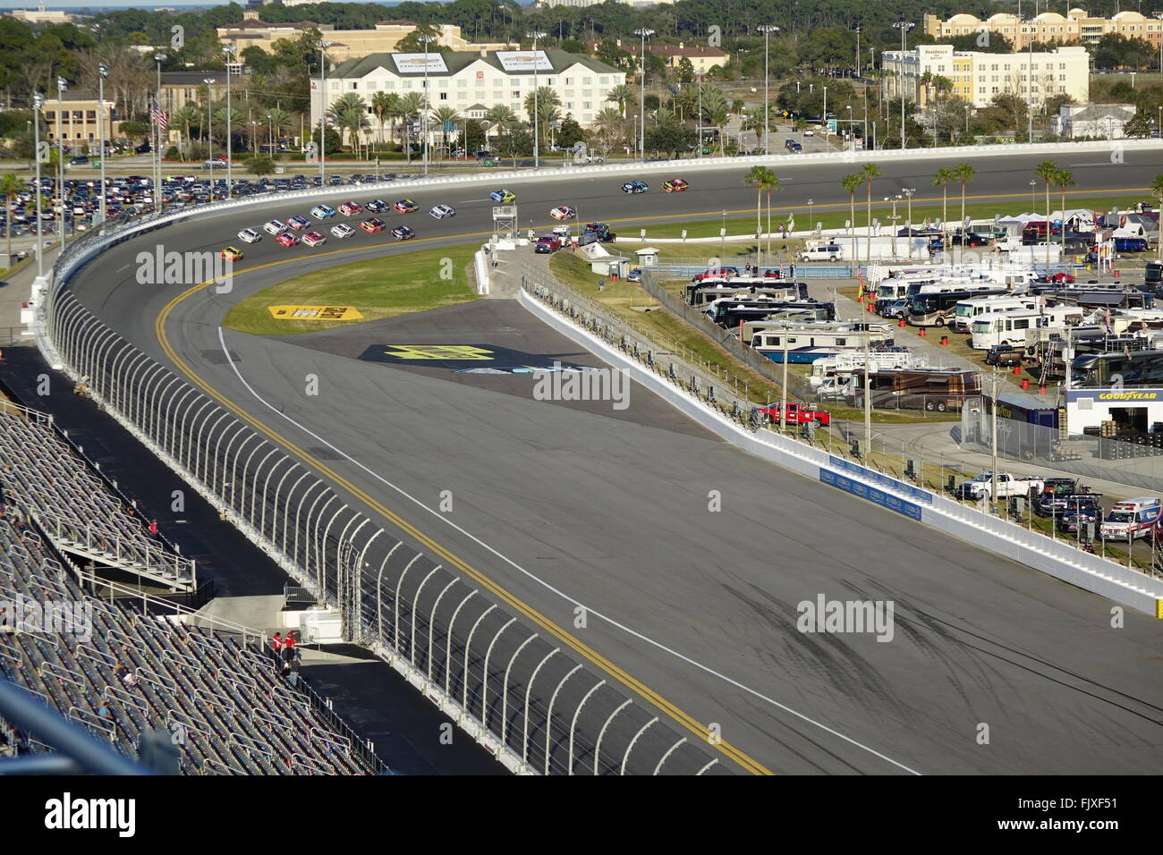 Rennwagen unter einem Trainingslauf auf dem Daytona International Speedway Stockfoto