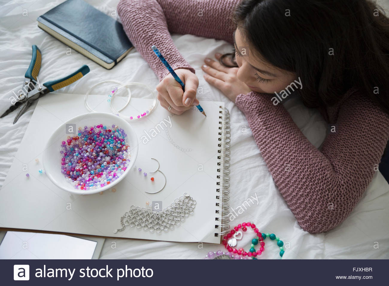 Teenager-Mädchen skizzieren und Herstellung von Schmuck Stockfoto