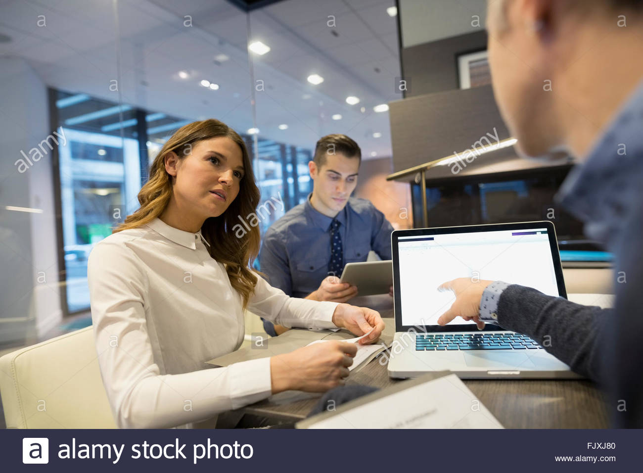 Geschäftsleute, die mit Laptop Chef Büro 25-29 Stockfoto