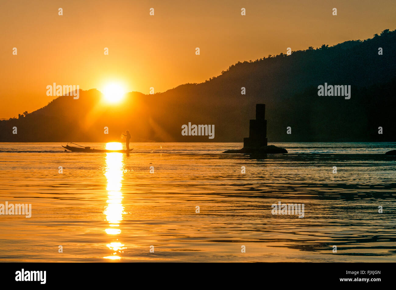 Asien. Süd-Ost-Asien. Laos. Provinz von Luang Prabang entfernt. Fischer am Mekong Fluss bei Sonnenuntergang. Stockfoto
