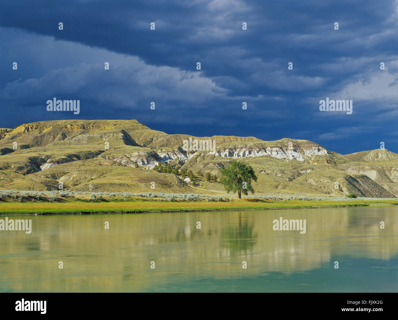 ein Sturm zieht über den Missouri River-Pausen in der Nähe von Winifred, montana Stockfoto