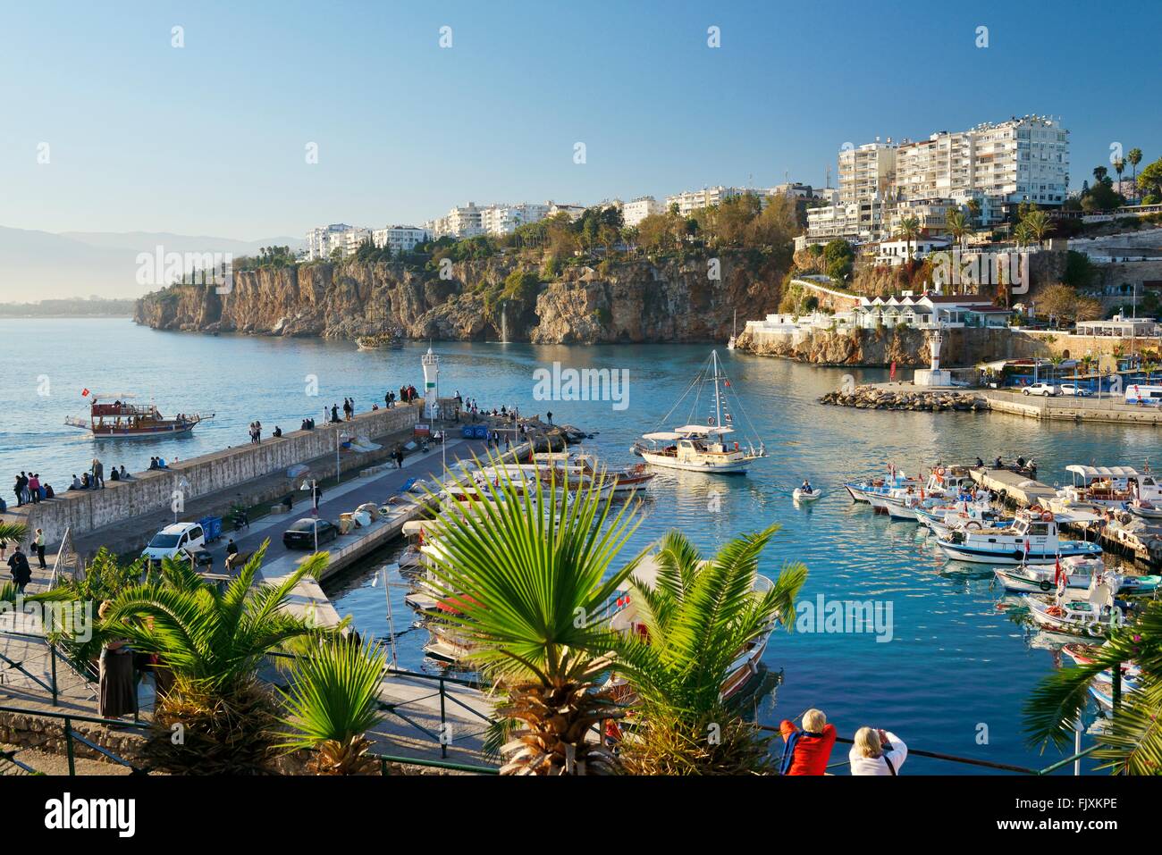 Kaleici ist das historische Zentrum der Stadt Antalya, Türkei. NW auf den alten Hafen und Yachthafen an der Mittelmeerküste Stockfoto