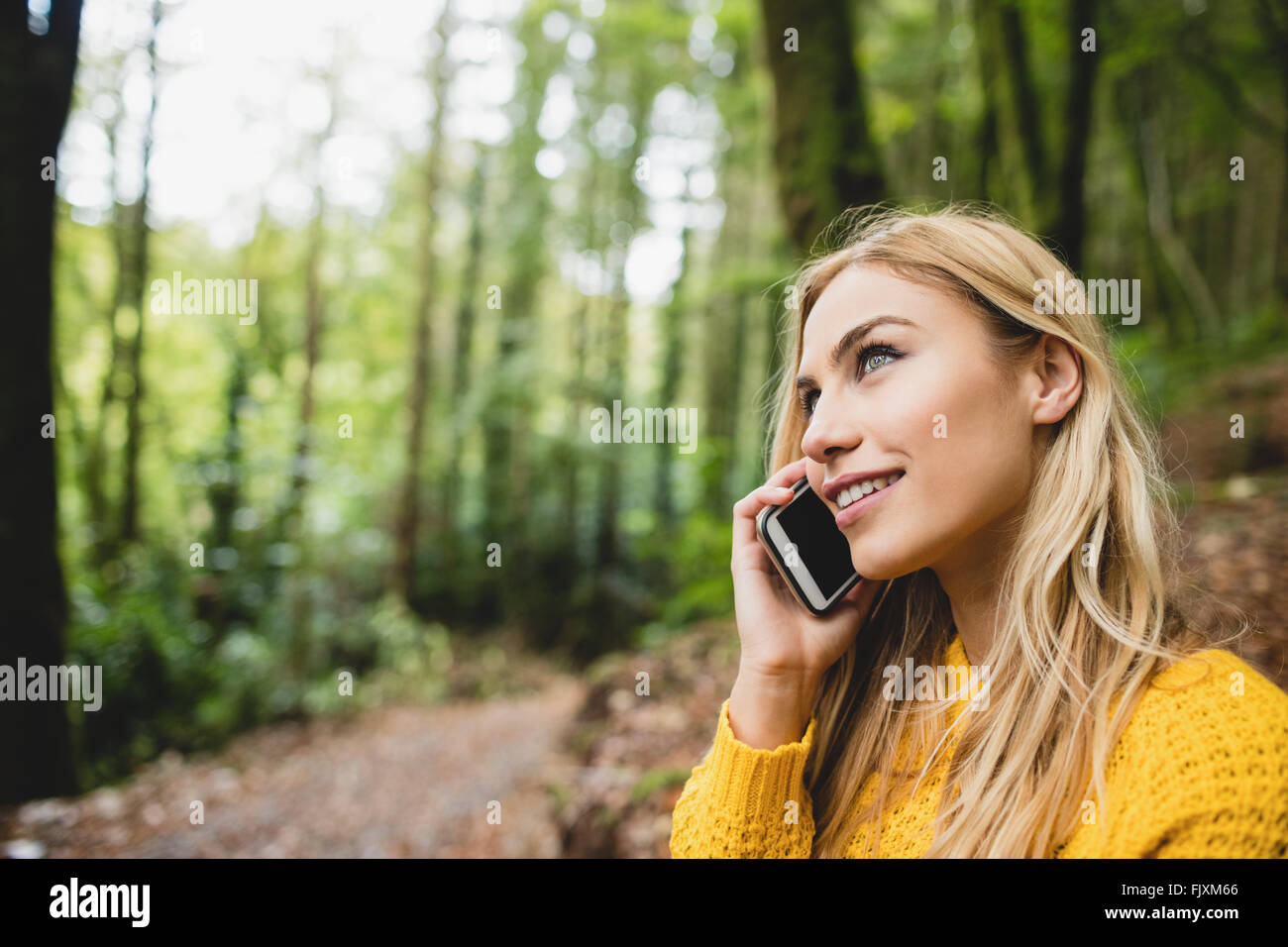 Schöne blonde Frau telefonieren Stockfoto