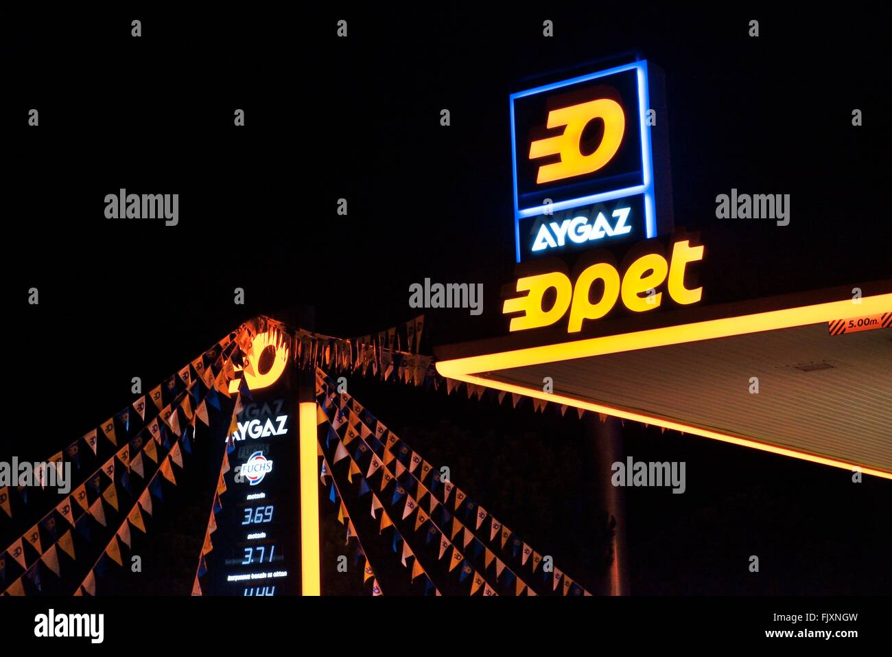 Am Straßenrand Auto Tankstelle, Türkei, zeigt Livree Logos von LPG Autogas Lieferant Aygaz, Teil des großen türkischen Energie Koc-Gruppe Stockfoto