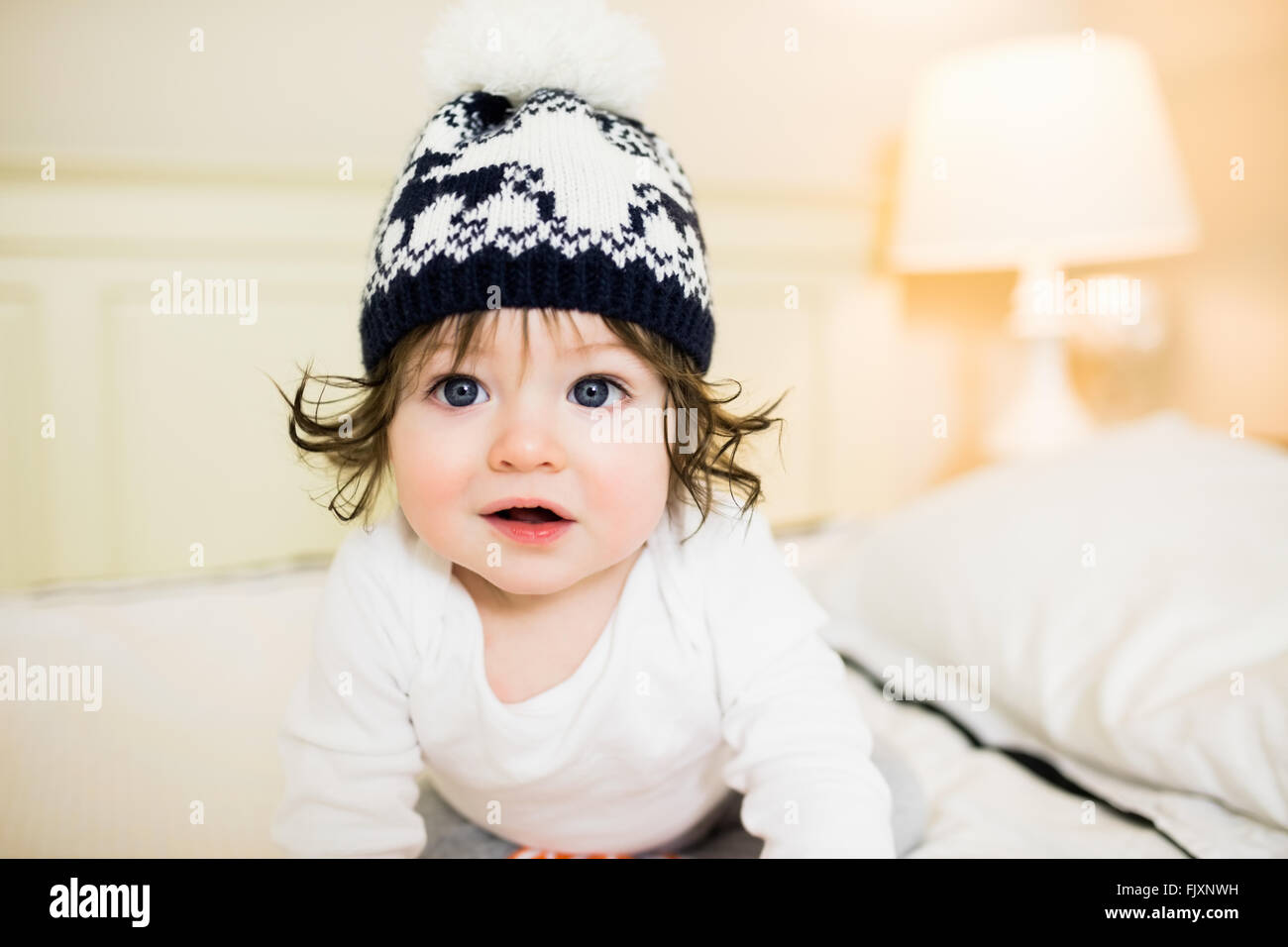Niedliche Baby tragen einer Mütze Stockfoto