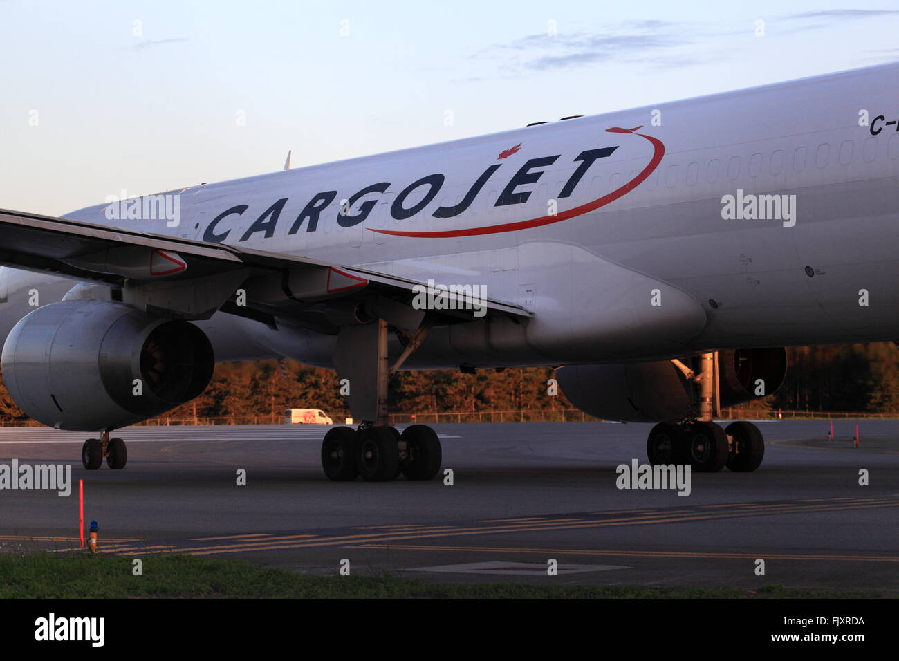 Boeing 757-223 C-FGKJ CargoJet an der YOW Ottawa Kanada, 4. Juni 2015 Stockfoto