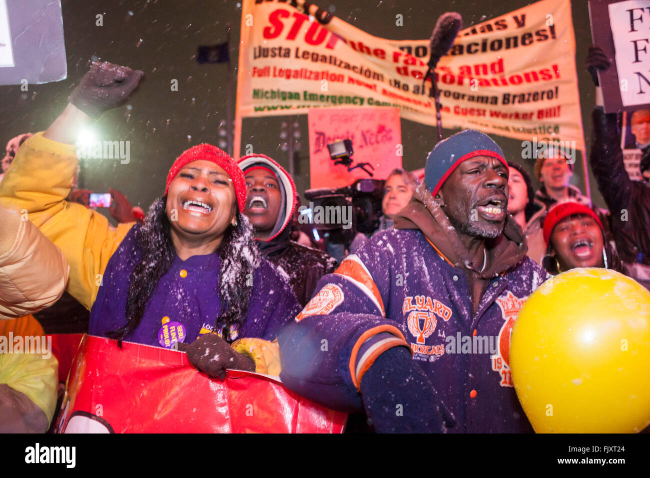 Detroit, Michigan, USA. 3. März 2016. Arbeit und Gemeinschaft Aktivisten rally nahe dem Aufstellungsort des republikanischen Präsidentschaftskandidaten-Debatte, fordern eine Erhöhung des Mindestlohns Credit: Jim West/Alamy Live News Stockfoto