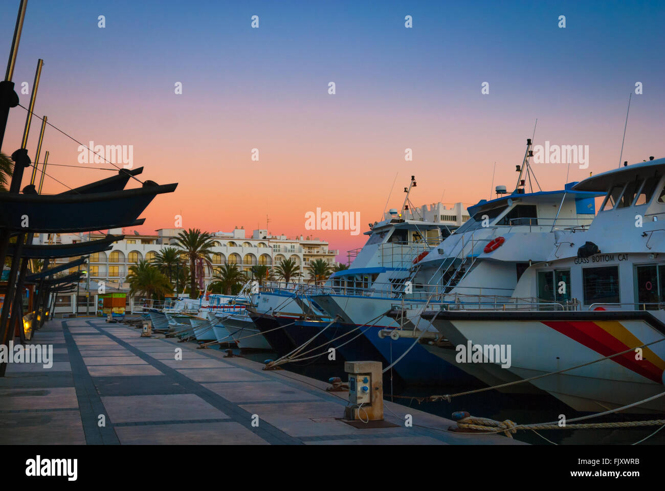 Herrlichen Sonnenuntergang Farbe im Hafen von Marina.  Ende von einem warmen, sonnigen Tag in St. Antoni de Portmany, Ibiza, Spanien. Stockfoto