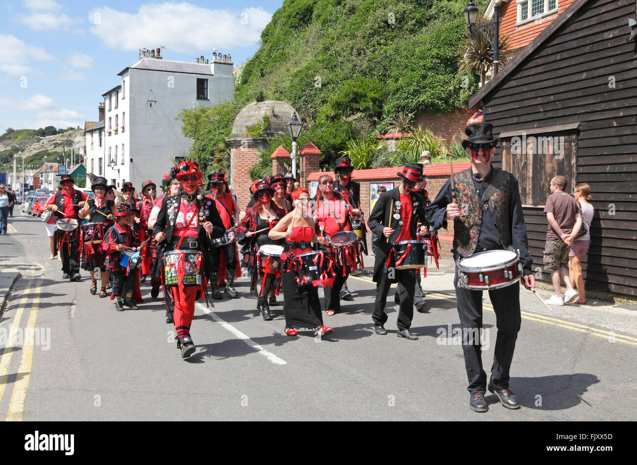Hastings Karneval Trommler marschieren zur Eröffnungsfeier der alten Stadt Karnevalswoche, East Sussex, England, UK Stockfoto