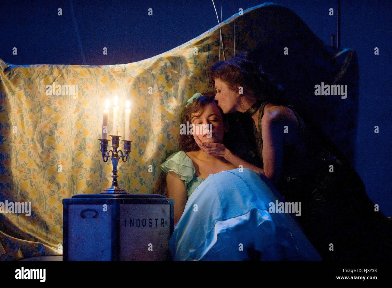 Berlin, Deutschland. 3. März 2016. Nelli Thalbach (L) als Tochter Laura Wingfield und Anna Thalbach als Mutter Amanda Wingfield führen Sie auf der Bühne während einer Foto-Probe für das Stück "Die Glasmenagerie" in Berlin, Deutschland, 3. März 2016. Das Stück unter der Regie von Katharina Thalbach ist, dass premiere am 6. März 2016. Foto: KLAUS-DIETMAR GABBERT/Dpa/Alamy Live News Stockfoto