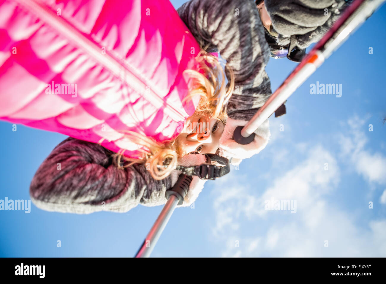 Kleines Mädchen mit Skistöcke Stockfoto