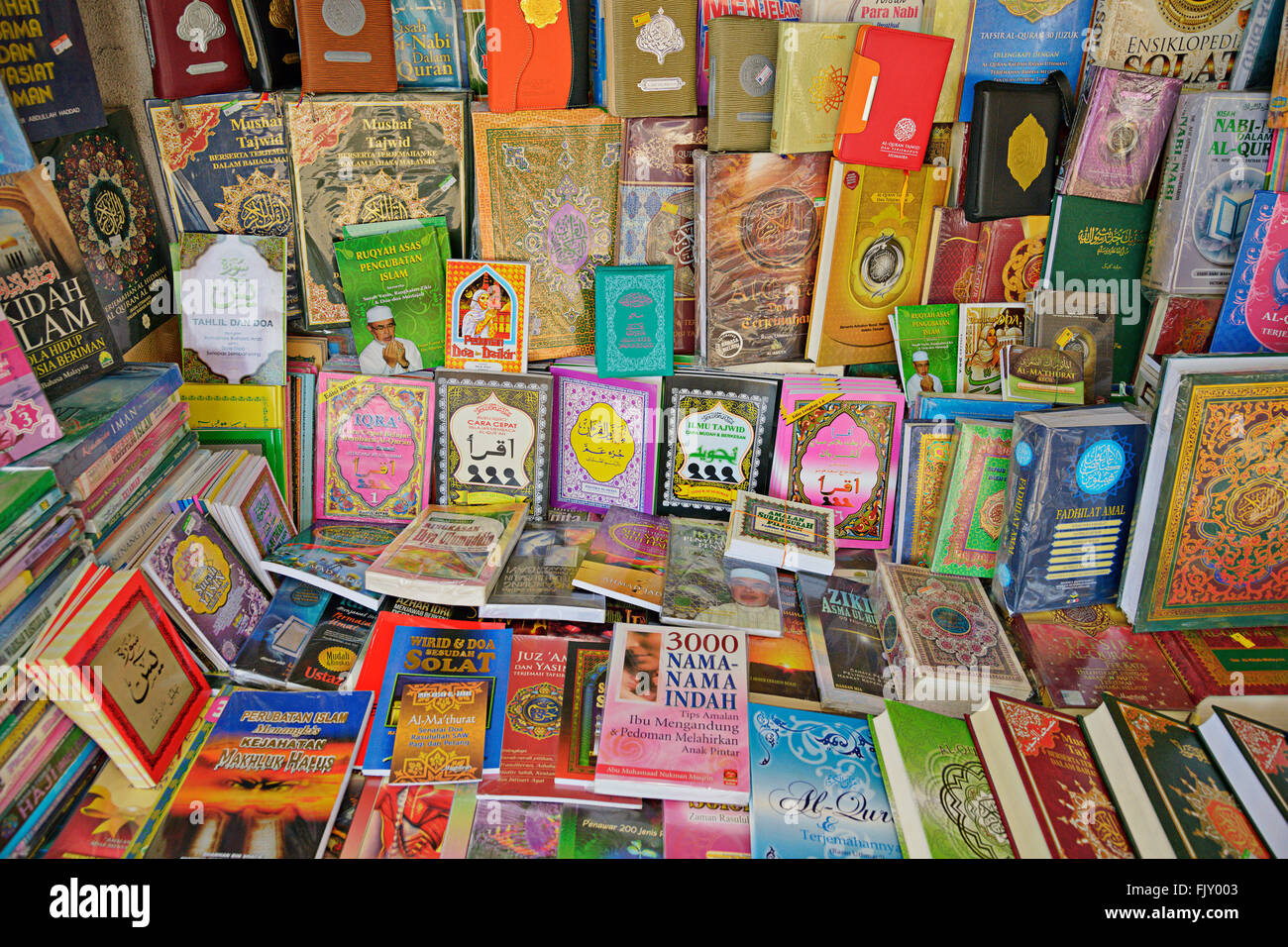 Religiöse Bücher am Markt in Kuala Terengganu, Malaysia. Stockfoto