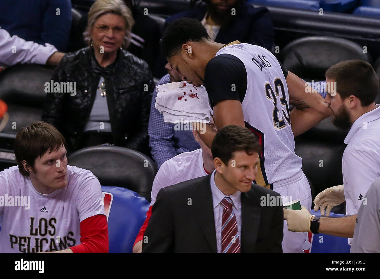 New Orleans, LA, USA. 3. März 2016. New Orleans Pelikane nach vorne, die Anthony Davis (23) in die Kabine mit einer blutigen Lippe gebracht wird, nachdem er in das Gesicht von San Antonio Spurs getroffen center Tim Duncan (21) während ein NBA-Basketball-Spiel zwischen den San Antonio Spurs und die New Orleans Pelikane im Smoothie King Center in New Orleans, Louisiana Stephen Lew/CSM/Alamy Live-Nachrichten Stockfoto