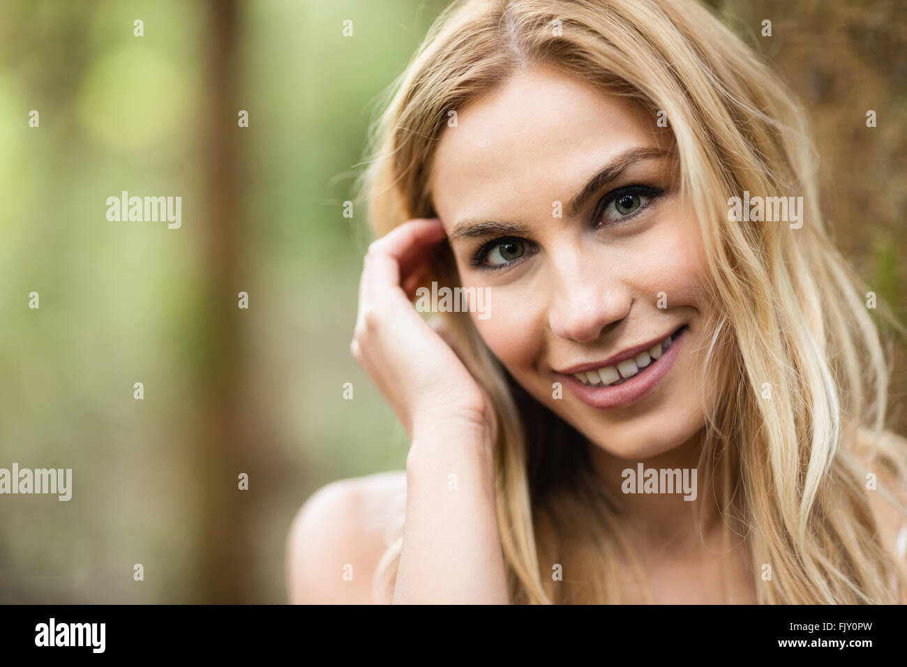 Nahaufnahme von schöne blonde Frau im Wald Stockfoto