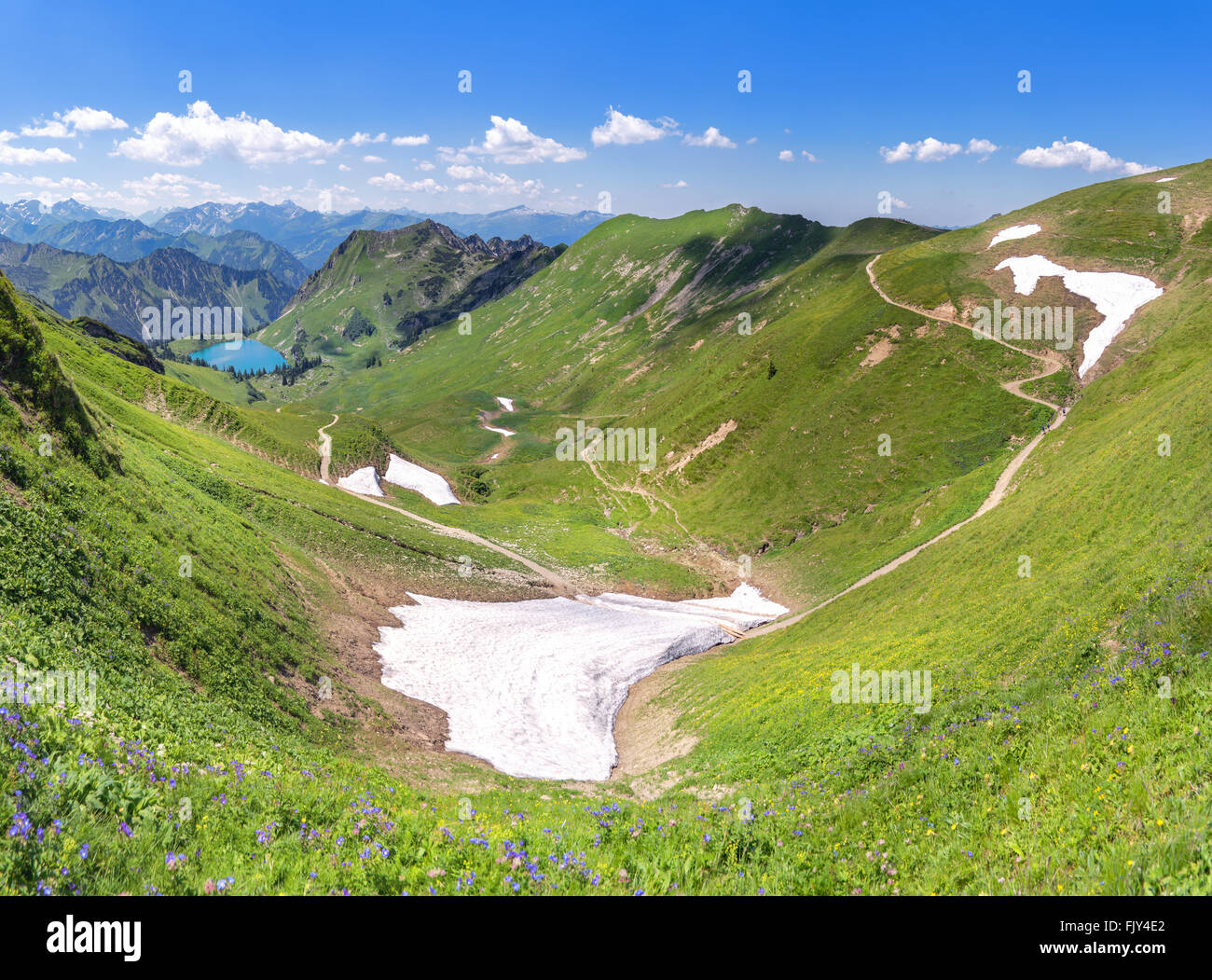 Letzte Schnee bleibt im Sommer Allgäu Alpen mit See Seealpsee oberhalb Oberstdorf, Deutschland. Stockfoto