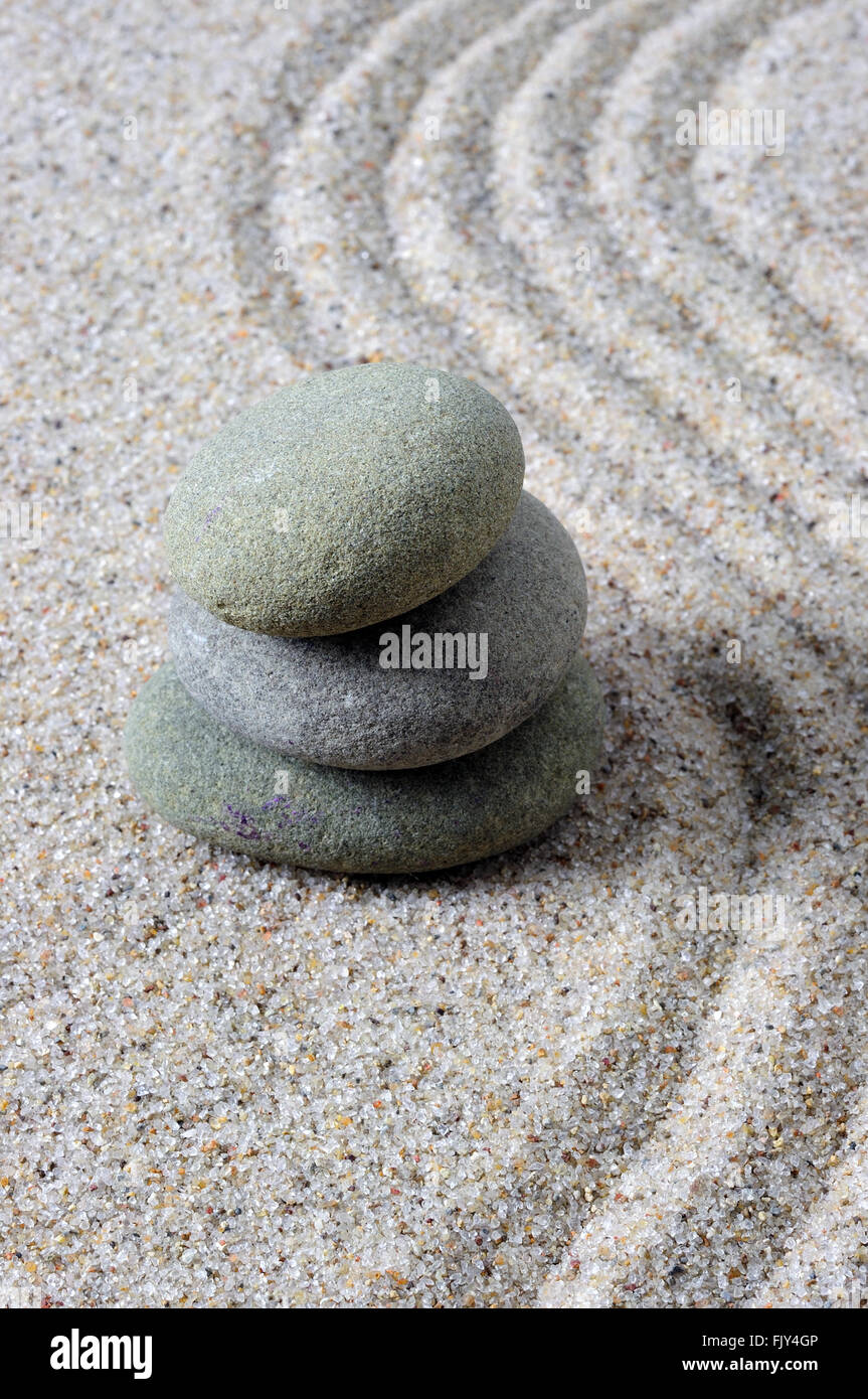 Zen-Steinen auf einem geharkt Sand für Meditation Wellness, Massage, Wellness-Konzept, Balance, Harmonie, Spiritualität und Entspannung-Konzept Stockfoto