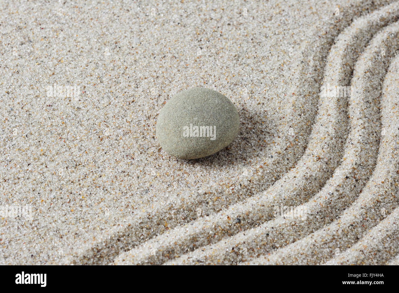 Zen-Steinen auf einem geharkt Sand für Meditation Wellness, Massage, Wellness-Konzept, Balance, Harmonie, Spiritualität und Entspannung-Konzept Stockfoto