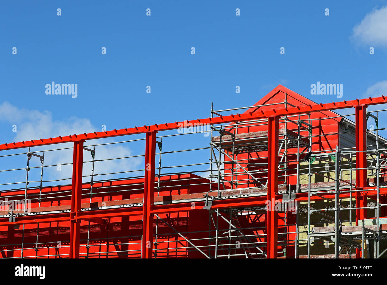 Stahlträger-Neubau gebaut gegen blauen Himmel und weiße Wolken Stockfoto