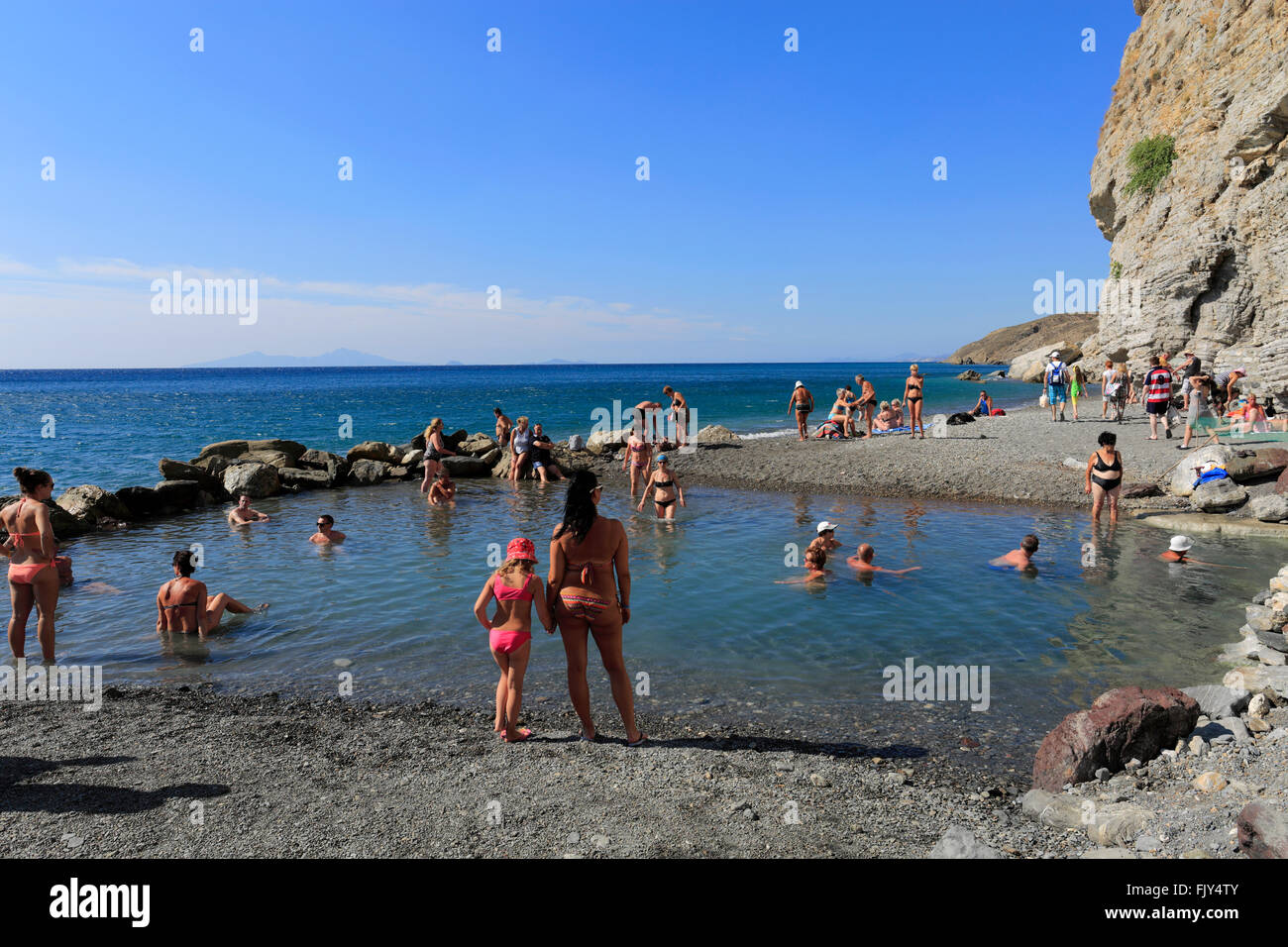 Menschen im natürlichen Spa und Thermen, Therma Strand, Insel Kos, Dodekanes Gruppe von Inseln, Süd Ägäis, Griechenland. Stockfoto