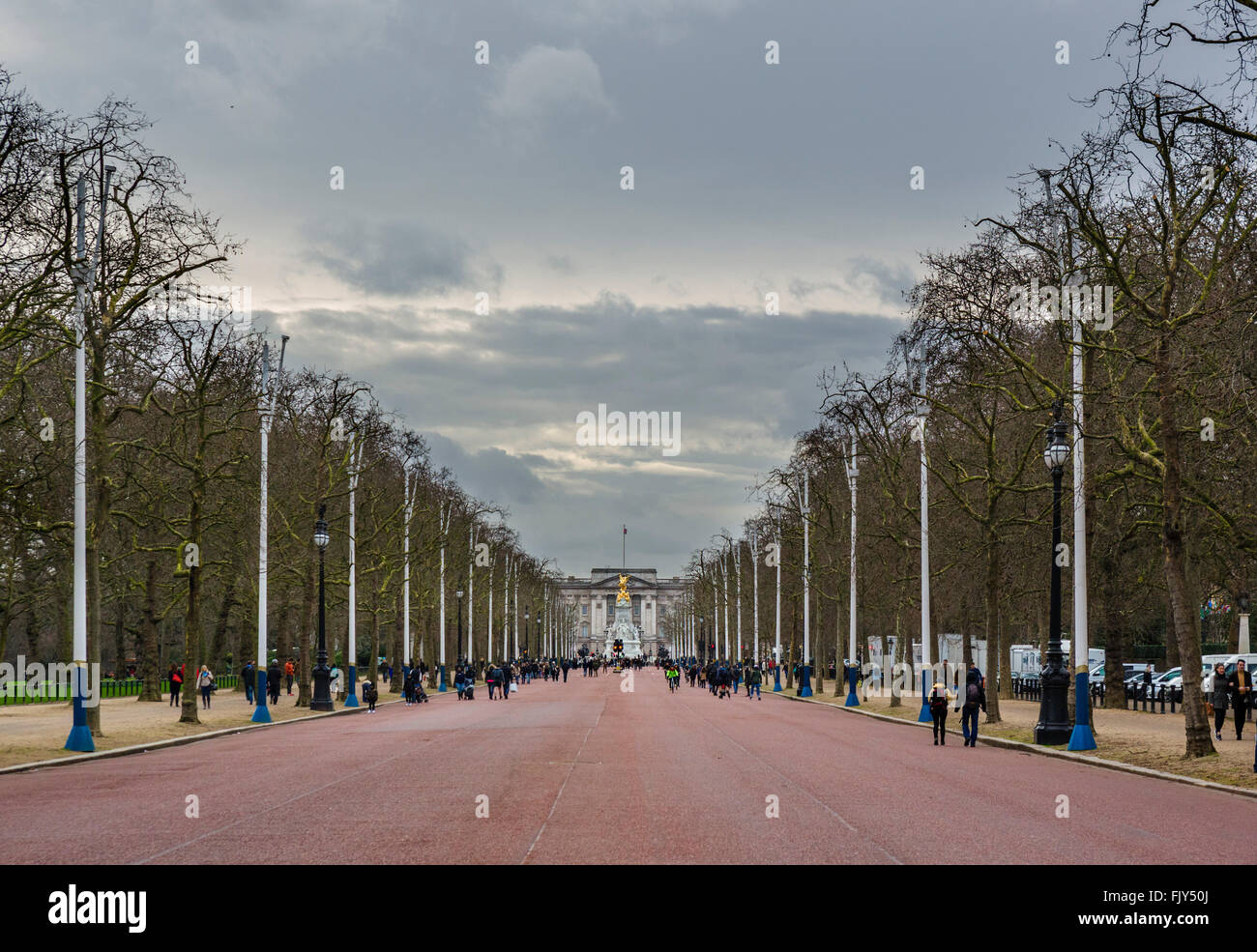 Zeigen Sie über The Mall in Richtung Buckingham Palace, Westminster, London, England, UK an Stockfoto