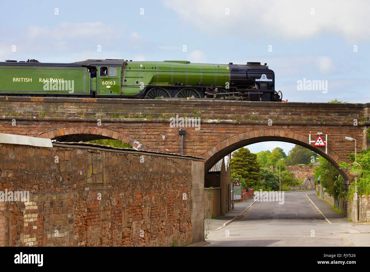 Glasgow südwestlichen Linie. Dampflok LNER Peppercorn Klasse A1 60163 Tornado. Überqueren die Brücke. Hafen-Straße, Annan, Schottland. Stockfoto