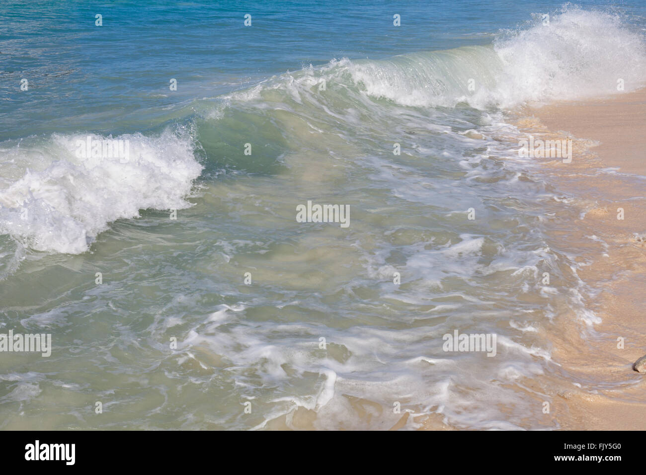 Blick hinunter auf den Strand von einem Dock in Grand Turk, Turks- und Caicosinseln, British West Indies in der Karibik Stockfoto