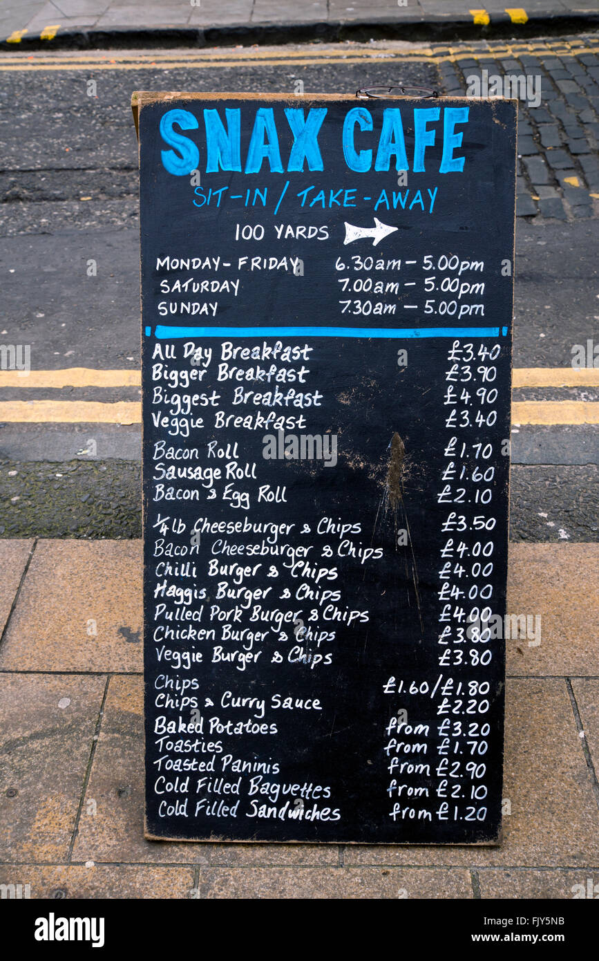 Die Speisekarte an Bord für Snax Cafe, ein Greasy Spoon Cafe im Zentrum von Edinburgh. Stockfoto