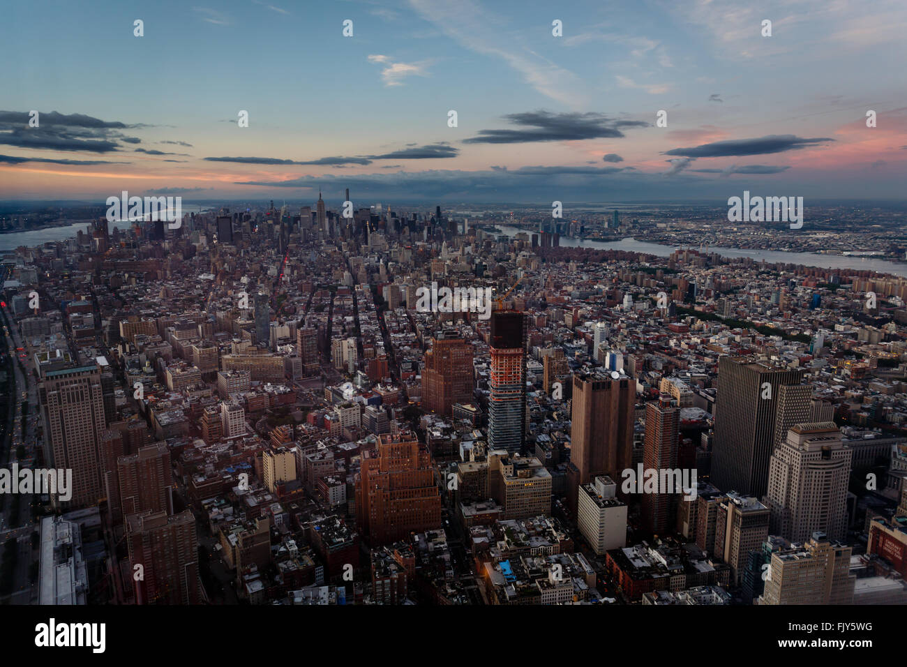 Luftbild zeigt die Vielfalt der Formen und Muster der Spitzen der Gebäude von New York City bei Sonnenuntergang Stockfoto