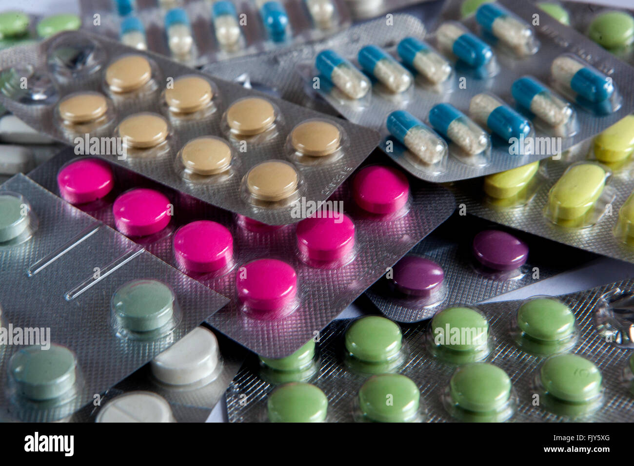 Kapseln und bunte Pillen Blisterpackungen, Medikamente Pillen Tabletten Stockfoto