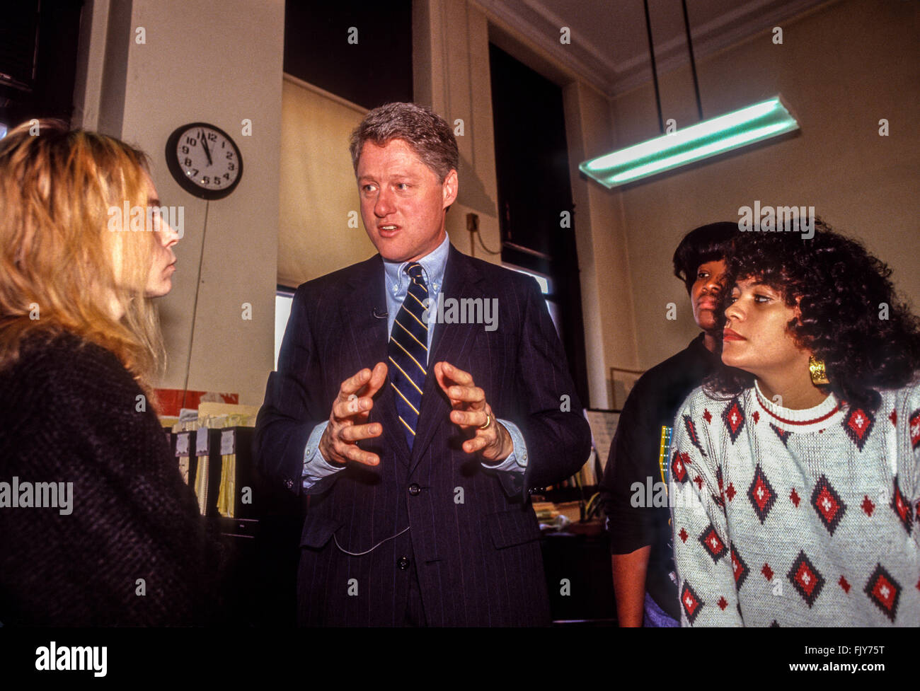 New York, NY 14. November 1991 - Gouverneur von Arkansas, Bill Clinton spricht mit Alphabetisierung Studenten an der Harlem Bibliothek © Stacy Walsh Rosenstock/Alamy Stockfoto