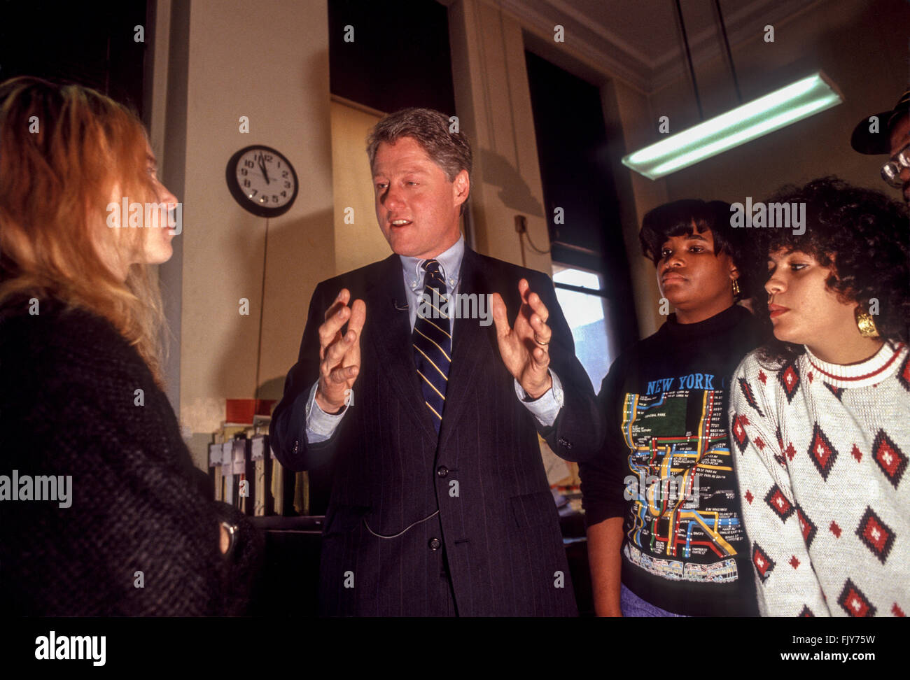 New York, NY 14. November 1991 - Gouverneur von Arkansas, Bill Clinton spricht mit Alphabetisierung Studenten an der Harlem Bibliothek © Stacy Walsh Rosenstock/Alamy Stockfoto