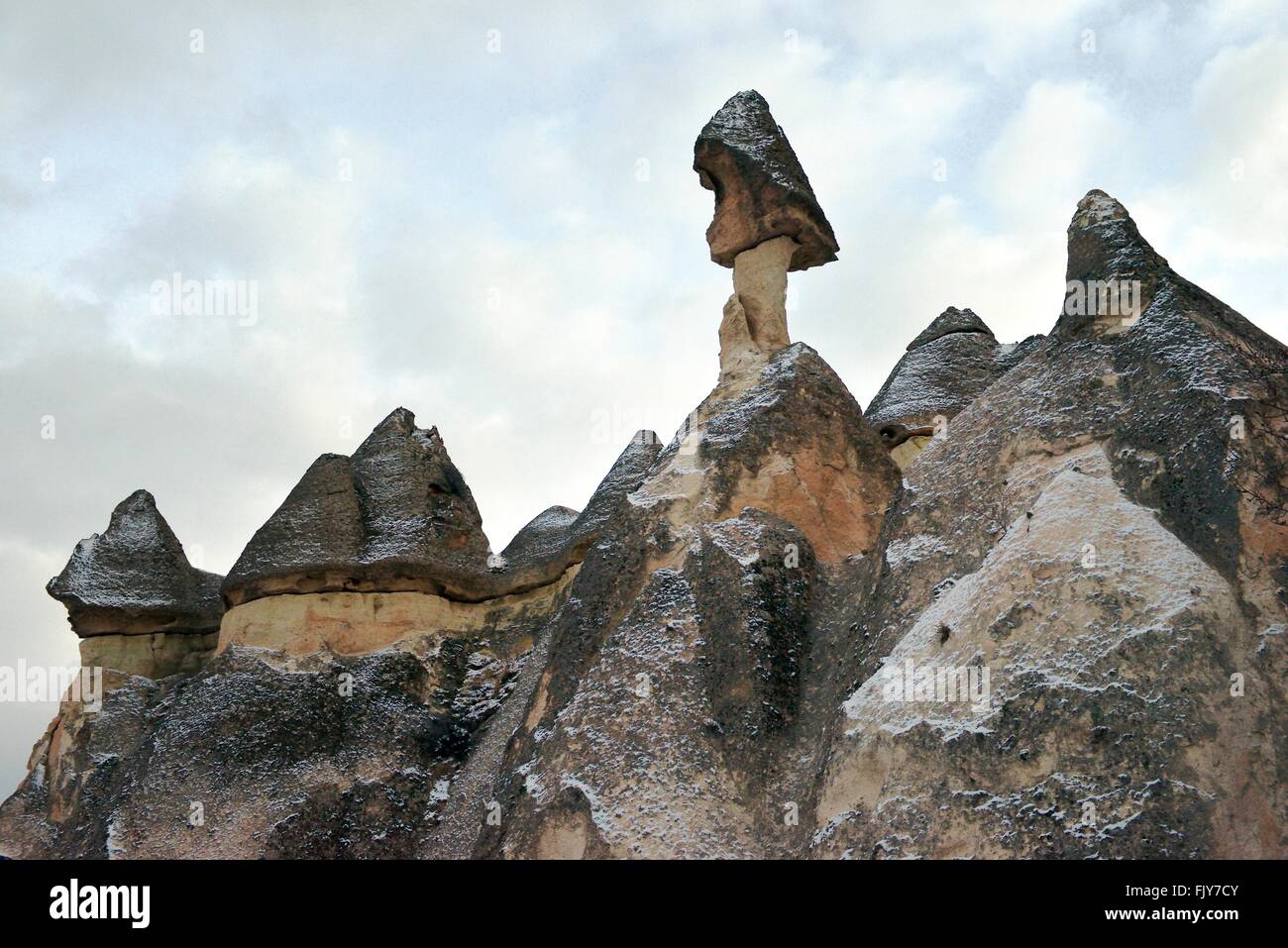 Abgefressenen vulkanischen Tuffstein Säulen Feenkamine im Bereich Mönche Tal Pasabagi des Nationalparks Göreme, Kappadokien, Türkei Stockfoto