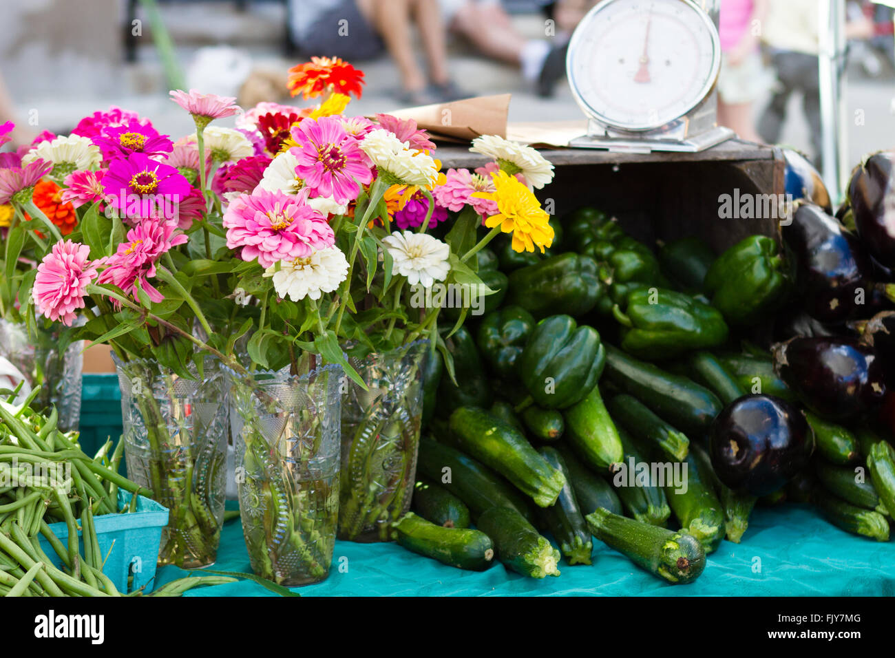Bauernhof frische Blumen und Gemüse auf dem Markt Stockfoto