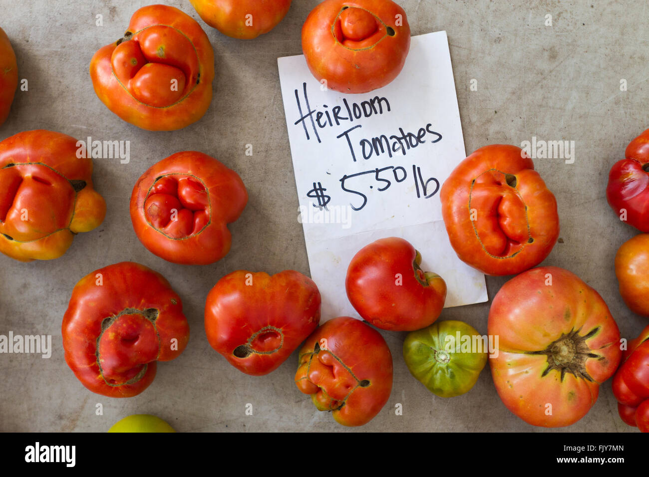 Rustikale Erbstück-Tomaten auf dem Markt Stockfoto