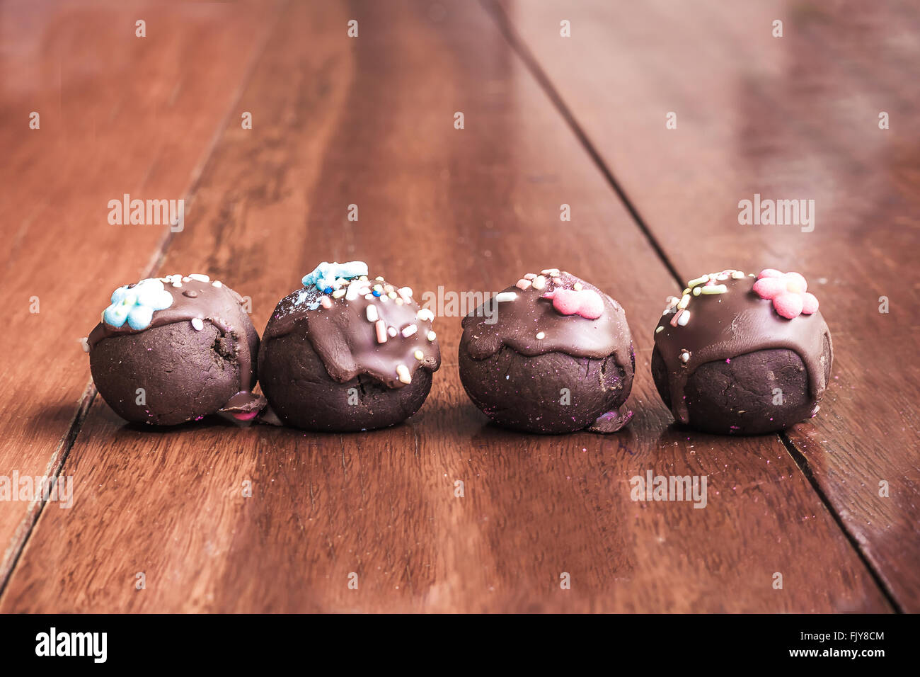 Schokokugeln mit einem Zucker-Harz. Vintage Farbton. Stockfoto