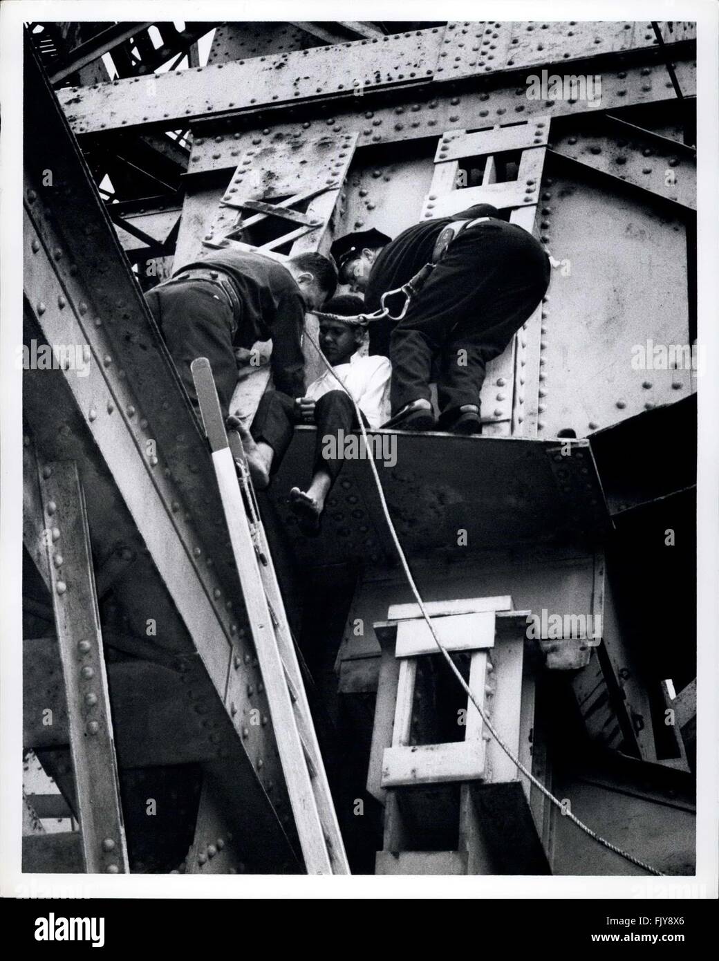 1982 - '' Bullen Balk Jugend "Brücke Sprung '' links Sgt. Charles Baer, rechts: Patrolman Richard Power © Keystone Bilder USA/ZUMAPRESS.com/Alamy Live-Nachrichten Stockfoto