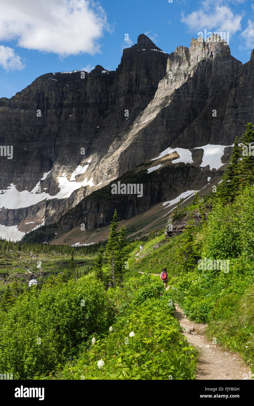 Wandern auf Eisberg Lake Trail neben riesigen Berg Stockfoto
