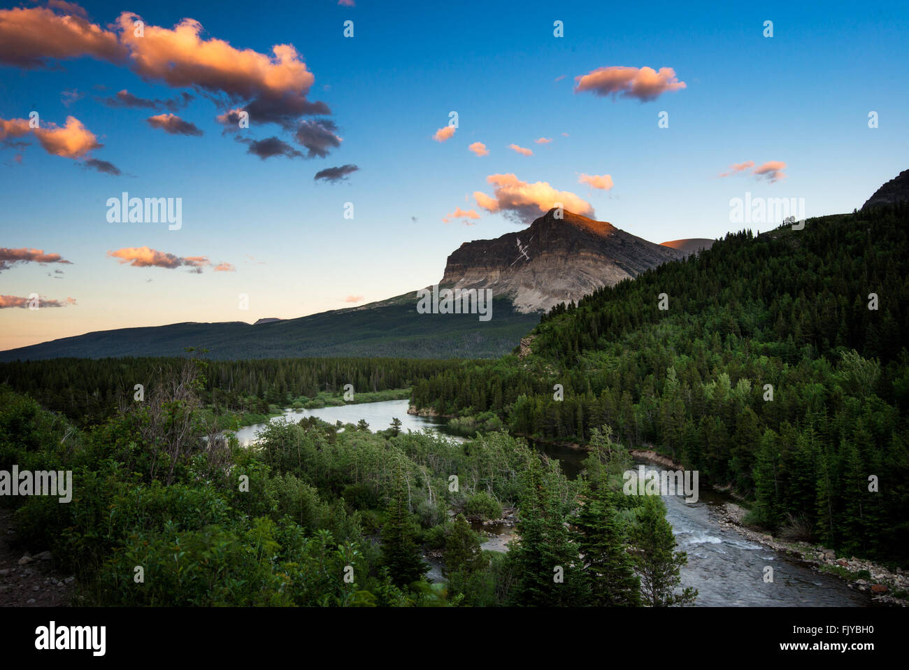 Schöne Landschaft Sonnenuntergang Berg und Fluss in Glacier Nationalpark Stockfoto
