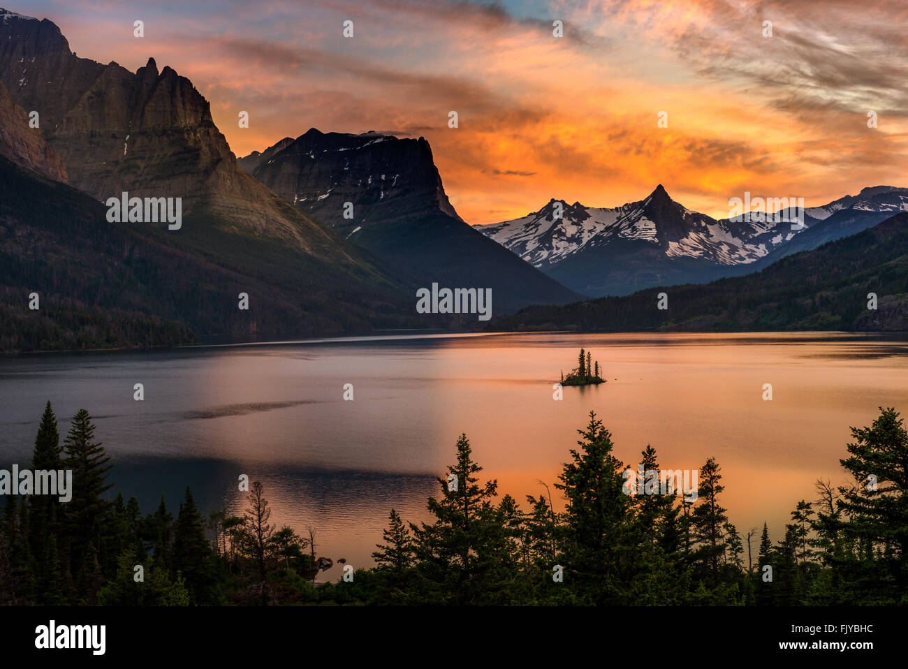 Schöne bunte Sonnenuntergang über St. Mary Lake und Wildgans Insel in Glacier Nationalpark Stockfoto