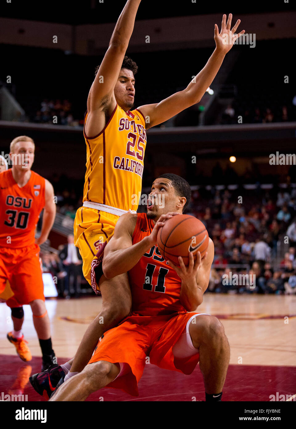 2. März 2016 Los Angeles, CA... USC Wache (25) Bennie Boatwright spielt Abwehr Oregon State guard (11) Jordanien McLauglin während des Spiels zwischen der Oregon State Beavers Vs USC Trojans im Galen Center in Los Angeles, Kalifornien. Oregon State unterlag USC 81-70... (Obligatorische Credit: Juan Lainez / MarinMedia / Cal Sport Media) Stockfoto