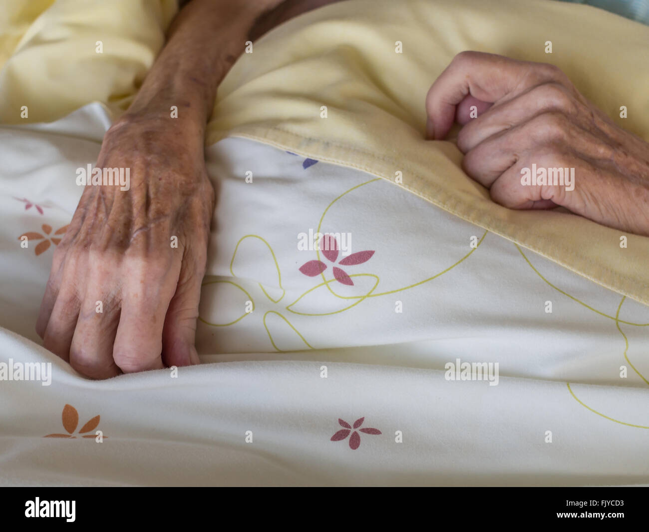 Die Hände einer sehr alten und dünne Frau im Bett Stockfoto